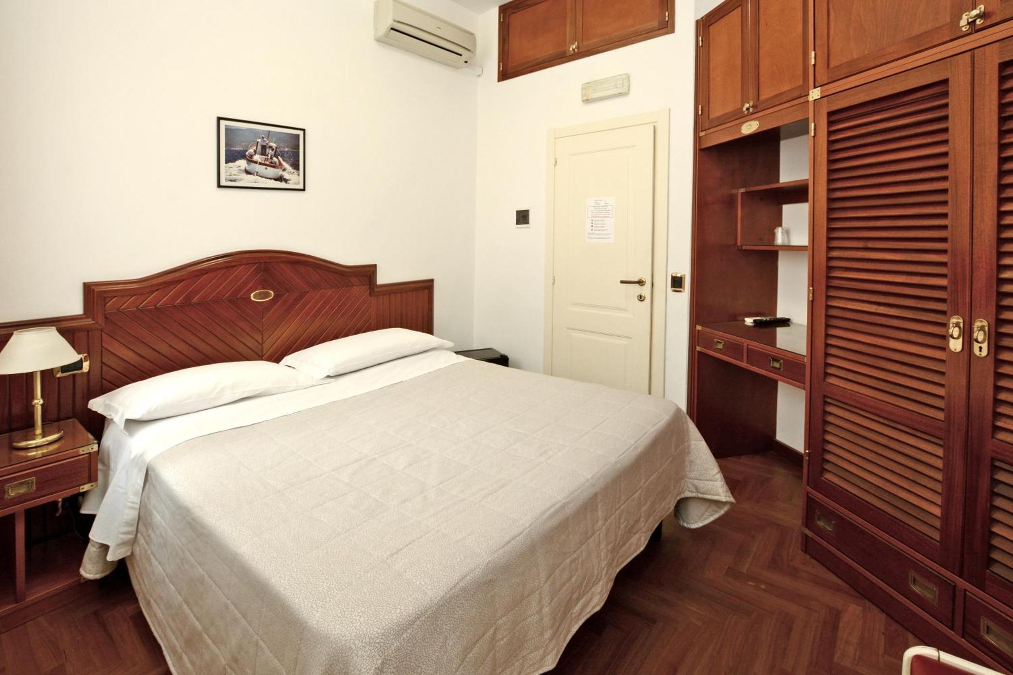Hotel Italia 3*